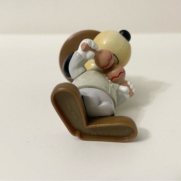 Vintage Snoopy World Tour Venezuela with Maracas Figure - Picture 8 of 10
